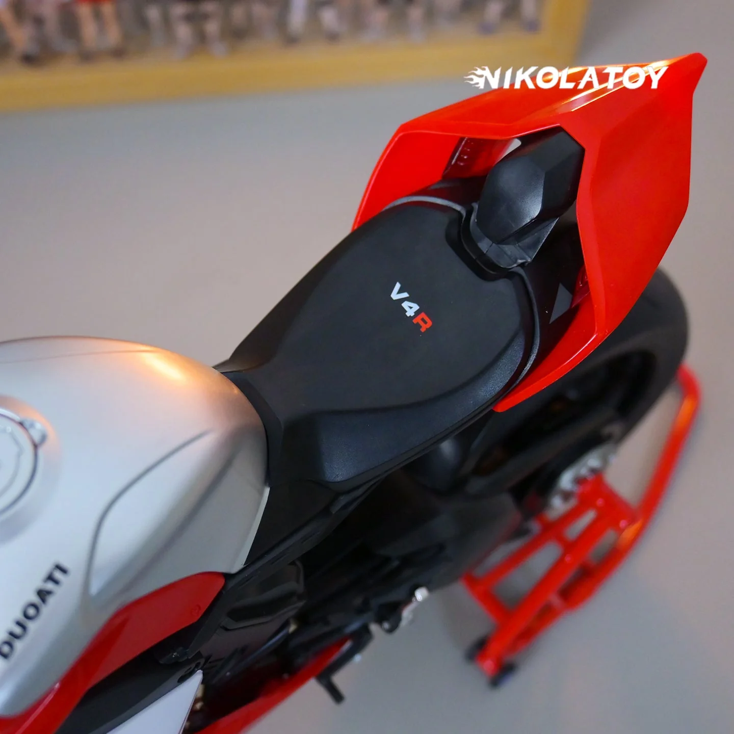 Alloy 1/6 Ducati Panigale V4R Model - Image 3