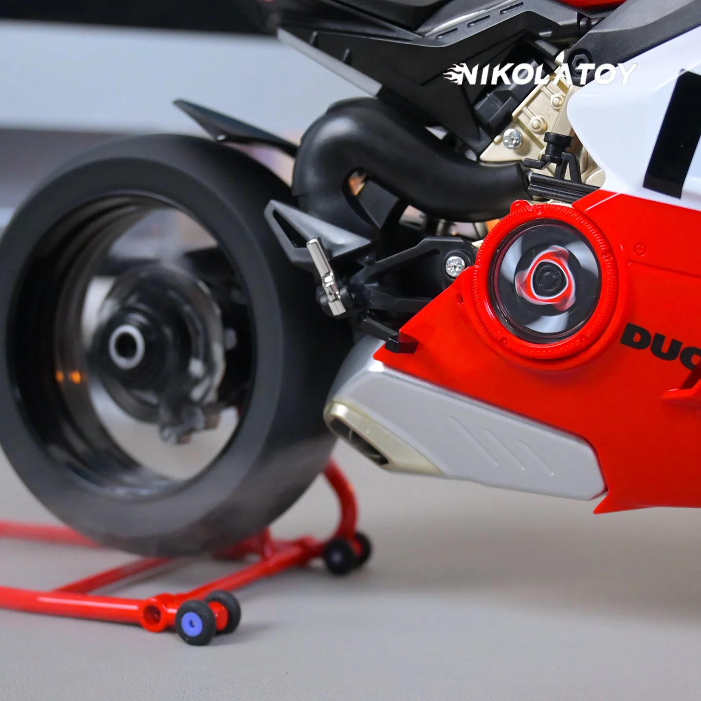 Alloy 1/6 Ducati Panigale V4R Model - Image 4