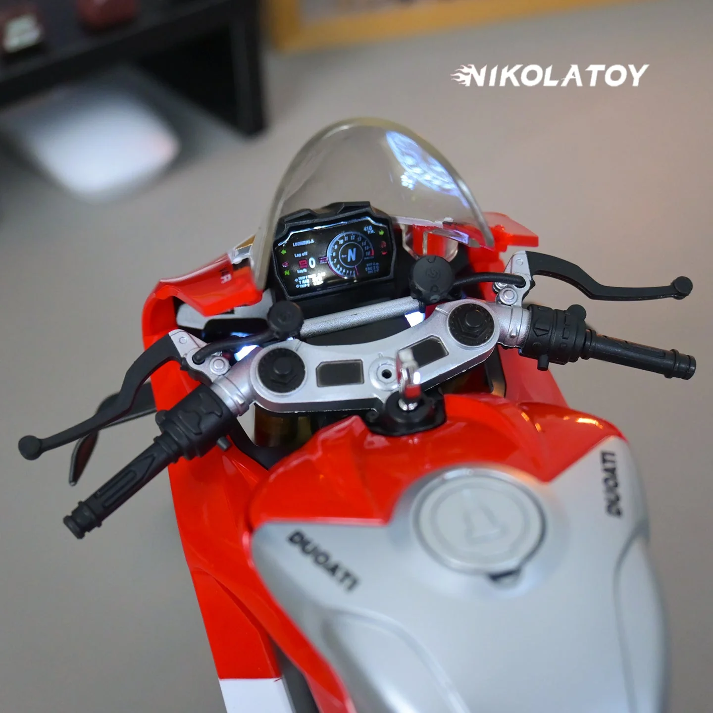 Alloy 1/6 Ducati Panigale V4R Model - Image 6