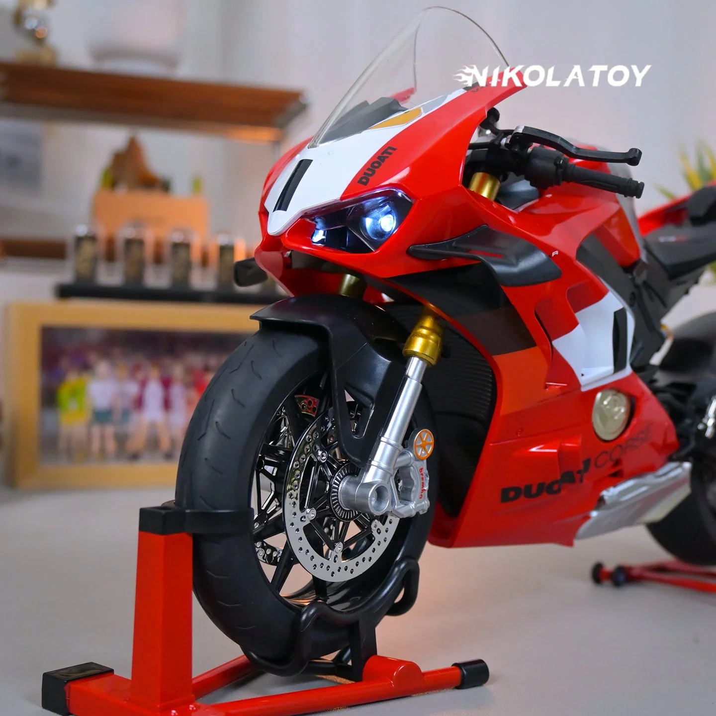 Alloy 1/6 Ducati Panigale V4R Model - Image 7